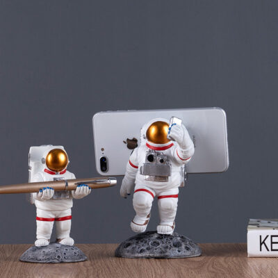 Astronaut mobile phone holder astronaut resin ornaments